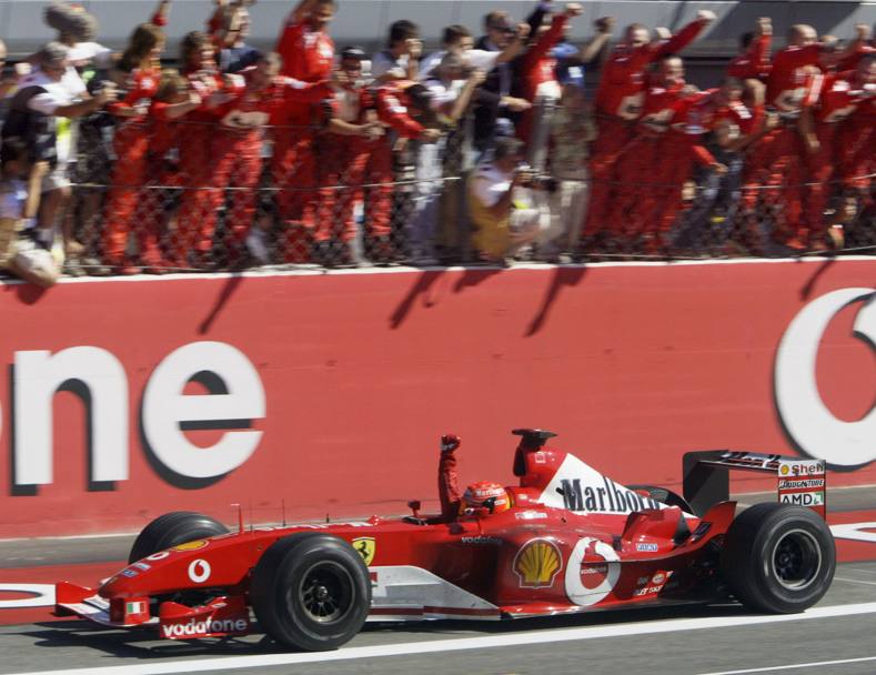 Gp d’Italia 2003. Arrivo vittorioso di Michael Schumacher al muretto Ferrari (Afp)